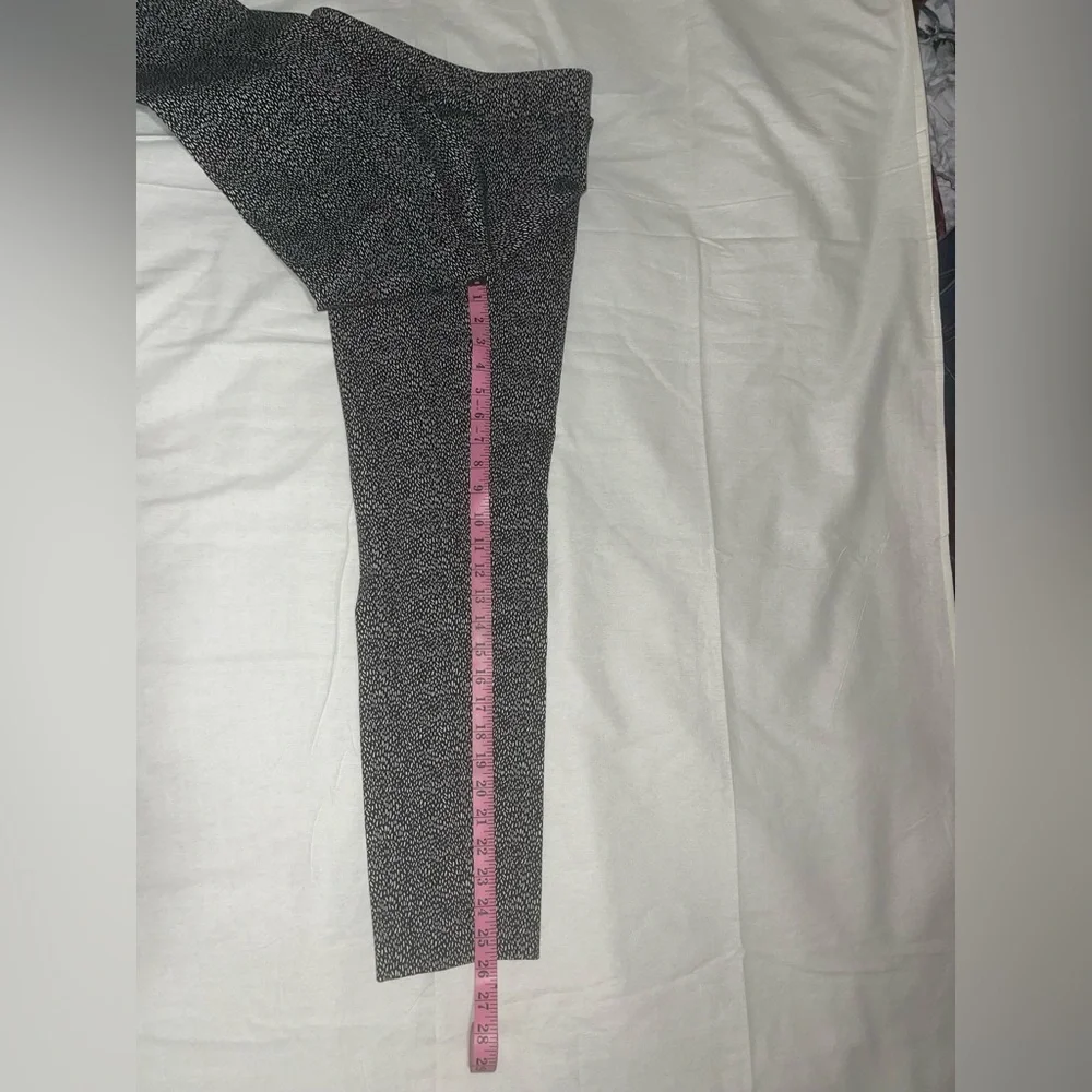 Talbots Black and White Rice Print Chatham Ankle Pants in size 4P - Picture 8 of 9